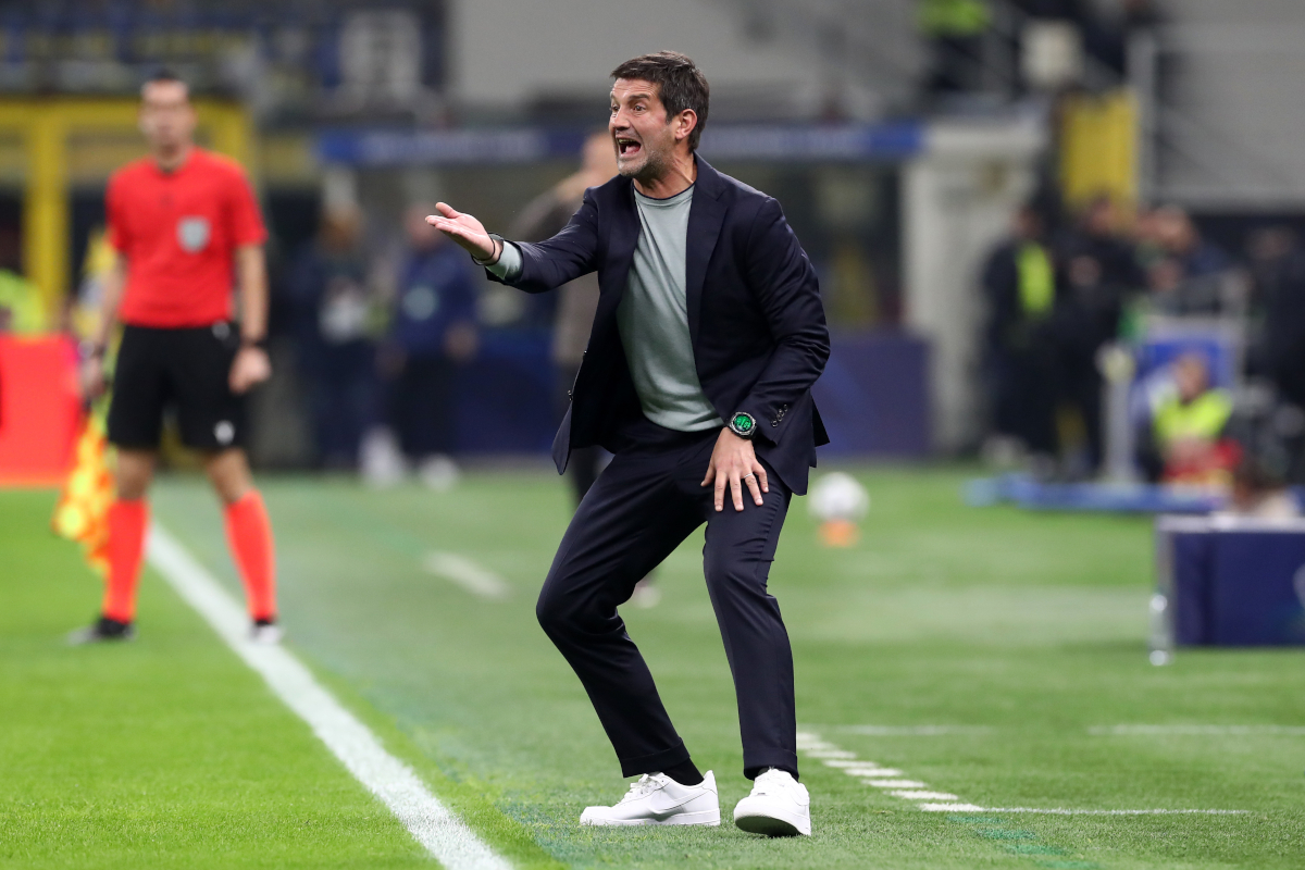 MILÁNO, TALIANSKO - 5. NOVEMBRA: Cristian Chivu, hlavný tréner Internazionale, reaguje počas fázy MD4 zápasu Ligy majstrov UEFA 2025/26 medzi FC Internazionale Milano a FC Kairat Almaty na Stadio San Siro 5. novembra 2025 v Miláne v Taliansku. (Foto: Marco Luzzani/Getty Images)