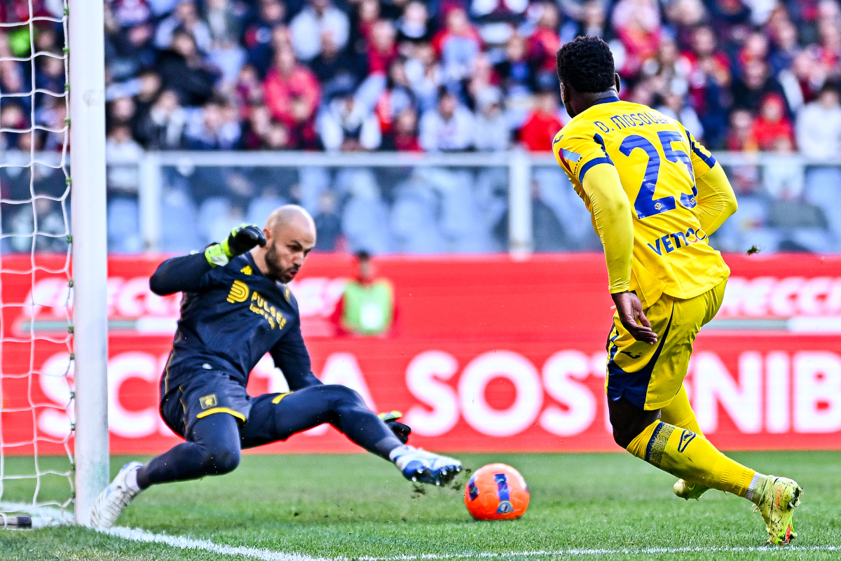 GENOA, ITALY - NOVEMBER 29: Nicola Leali of Genoa (left) saves on Daniel Mosquera of Hellas Verona during the Serie A match between Genoa CFC and Hellas Verona FC at Luigi Ferraris Stadium on November 29, 2025 in Genoa, Italy. (Photo by Simone Arveda/Getty Images)