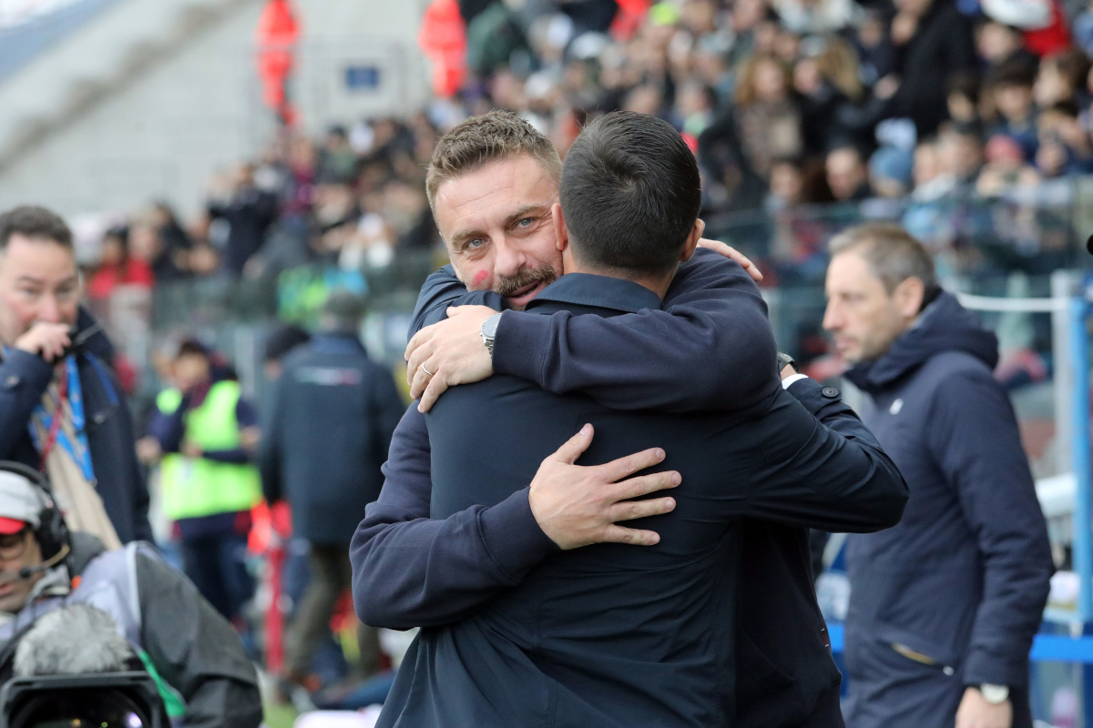CAGLIARI, ITALY - NOVEMBER 22: Cagliari coach Fabio Pisacane hugs Genoa coach Daniele De Rossi during the Serie A match between Cagliari Calcio and Genoa CFC at Stadio Sant'Elia on November 22, 2025 in Cagliari, Italy. (Photo by Enrico Locci/Getty Images)