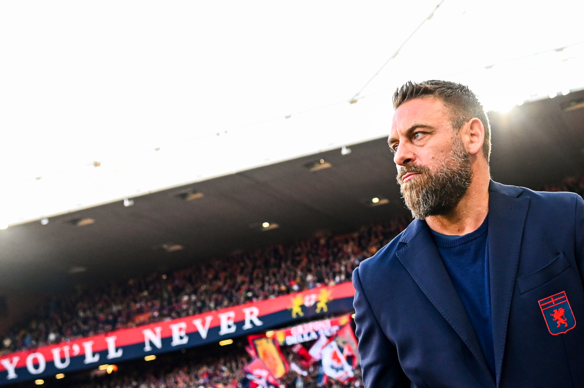 GENOA, ITALY - NOVEMBER 29: Daniele De Rossi, head coach of Genoa, looks on prior to kick-off in the Serie A match between Genoa CFC and Hellas Verona FC at Luigi Ferraris Stadium on November 29, 2025 in Genoa, Italy. (Photo by Simone Arveda/Getty Images)