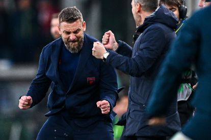 GENOA, ITALY - NOVEMBER 29: Daniele De Rossi, head coach of Genoa (left), celebrates after the Serie A match between Genoa CFC and Hellas Verona FC at Luigi Ferraris Stadium on November 29, 2025 in Genoa, Italy. (Photo by Simone Arveda/Getty Images)