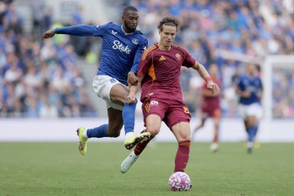 LIVERPOOL, ENGLAND - AUGUST 09: Beto of Everton challenges Daniele Ghilardi of Roma during the pre-season friendly match between Everton and AS Roma at Hill Dickinson Stadium on August 09, 2025 in Liverpool, England. (Photo by Carl Recine/Getty Images)