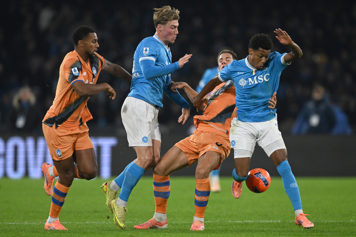 NAPLES, ITALY - NOVEMBER 22: David Neres of SSC Napoli battles for possession with Mario Pasalic of Atalanta BC during the Serie A match between SSC Napoli and Atalanta BC at Stadio Diego Armando Maradona on November 22, 2025 in Naples, Italy. (Photo by Francesco Pecoraro/Getty Images)