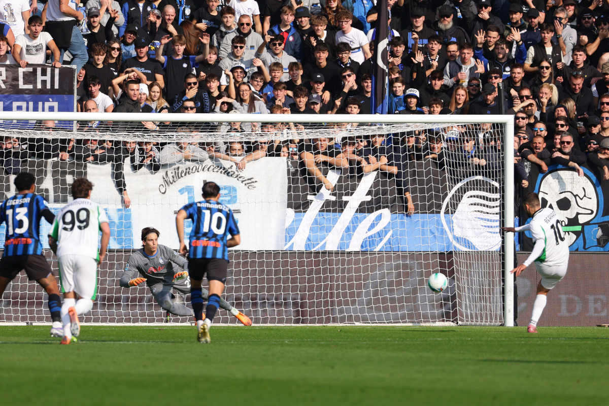BERGAMO, TALIANSKO - 9. NOVEMBRA: Domenico Berardi zo Sassuola strelil prvý gól svojho tímu z pokutového kopu počas zápasu Serie A medzi Atalanta BC a US Sassuolo Calcio na štadióne Gewiss 9. novembra 2025 v talianskom Bergame. (Foto: Francesco Scaccianoce/Getty Images)
