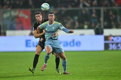 CREMONA, ITALY - NOVEMBER 01: Federico Baschirotto of US Cremonese and Dusan Vlahovic of Juventus FC fight for the ball during the Serie A match between US Cremonese and Juventus FC at Stadio Giovanni Zini on November 01, 2025 in Cremona, Italy. (Photo by Marco M. Mantovani/Getty Images)