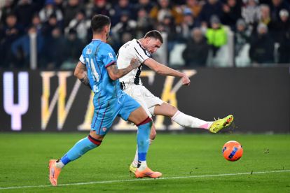 TURIN, ITALY - NOVEMBER 29: Dusan Vlahovic of Juventus FC kicks the ball during the Serie A match between Juventus FC and Cagliari Calcio at Allianz Stadium on November 29, 2025 in Turin, Italy. (Photo by Valerio Pennicino/Getty Images)