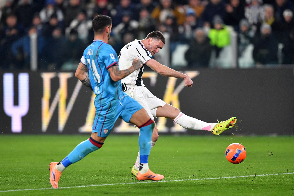 TURIN, ITALY - NOVEMBER 29: Dusan Vlahovic of Juventus FC kicks the ball during the Serie A match between Juventus FC and Cagliari Calcio at Allianz Stadium on November 29, 2025 in Turin, Italy. (Photo by Valerio Pennicino/Getty Images)