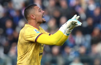 COMO, ITALY - NOVEMBER 08: Elia Caprile of Cagliari Calcio reacts during the Serie A match between Como 1907 and Cagliari Calcio at Giuseppe Sinigaglia Stadium on November 08, 2025 in Como, Italy. (Photo by Marco Luzzani/Getty Images)