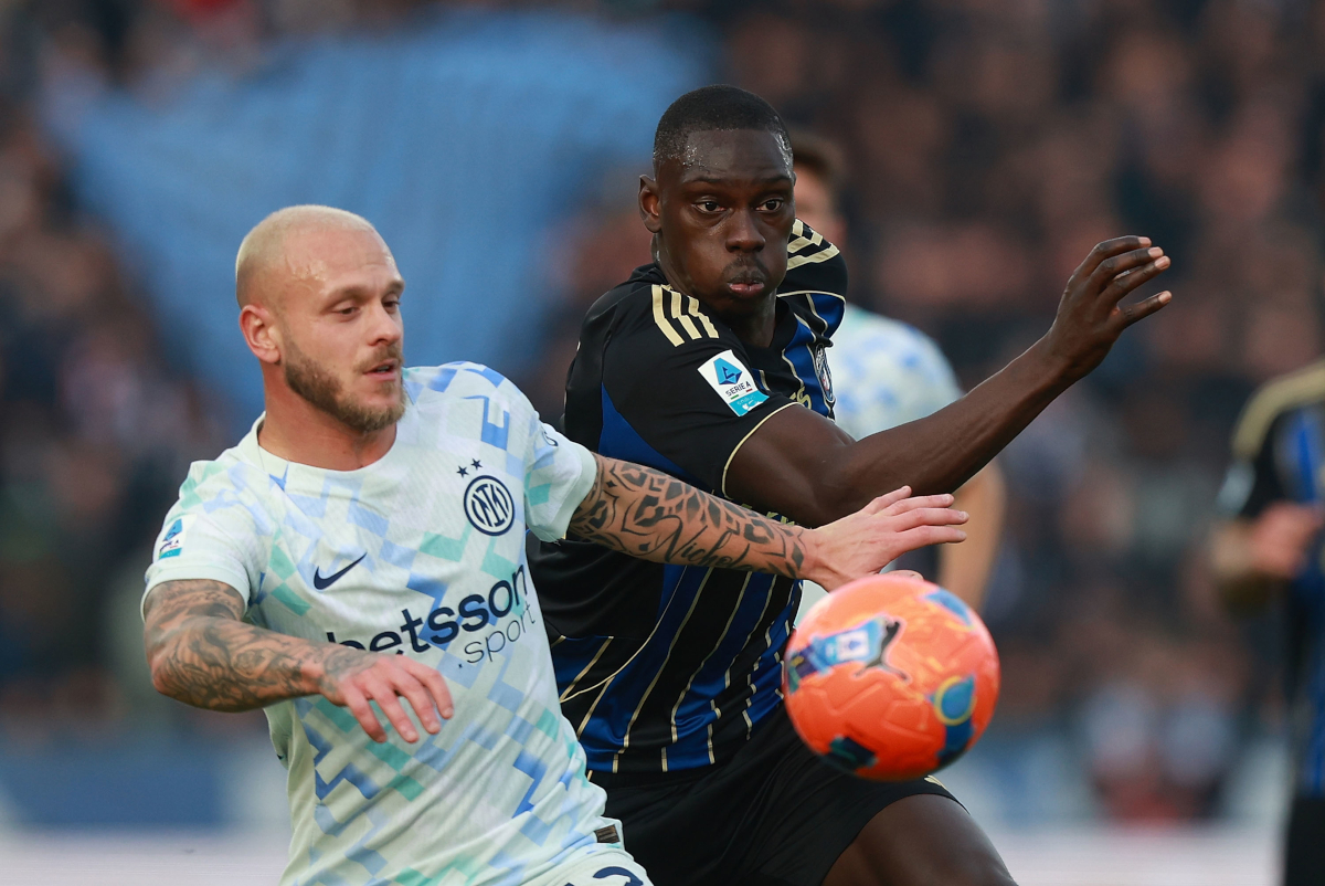 PISA, ITALY - NOVEMBER 30: Federico Dimarco of FC Internazionale in action against Idrissa Toure' of Pisa Sporting Club during the Serie A match between Pisa SC and FC Internazionale at Arena Garibaldi on November 30, 2025 in Pisa, Italy. (Photo by Gabriele Maltinti/Getty Images)
