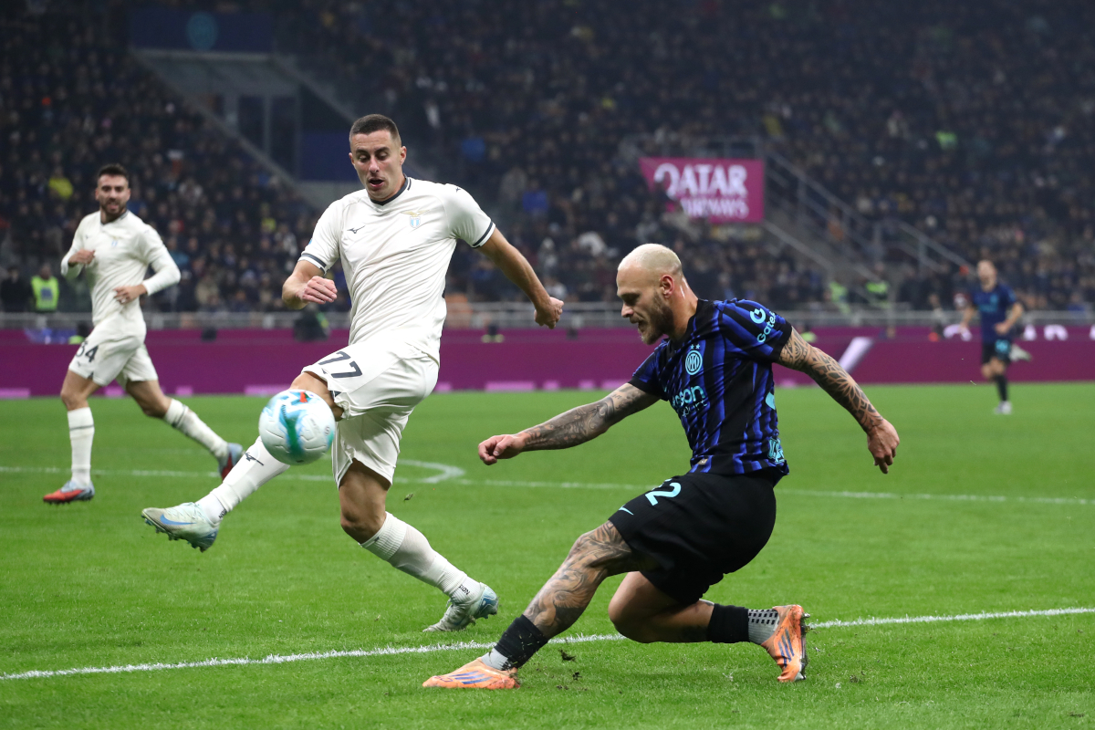 MILÁNO, TALIANSKO - 9. NOVEMBRA: Federico Dimarco z Internazionale prešiel loptou okolo Adama Marušiča z Lazia počas zápasu Serie A medzi FC Internazionale a SS Lazio na štadióne Giuseppe Meazzu 9. novembra 2025 v talianskom Miláne. (Foto: Marco Luzzani/Getty Images)