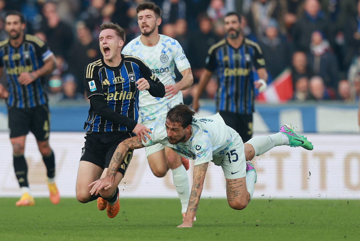 PISA, ITALY - NOVEMBER 30: Michel Aebischer of Pisa Sporting Club in action against Francesco Acerbi of FC Internazionale during the Serie A match between Pisa SC and FC Internazionale at Arena Garibaldi on November 30, 2025 in Pisa, Italy. (Photo by Gabriele Maltinti/Getty Images)