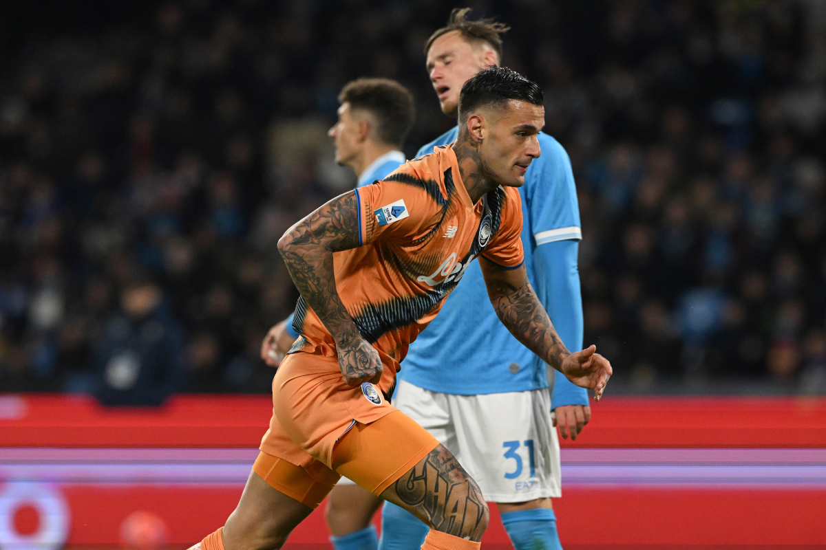 NAPLES, ITALY - NOVEMBER 22: Gianluca Scamacca of Atalanta BC celebrates after scoring his side first goal during the Serie A match between SSC Napoli and Atalanta BC at Stadio Diego Armando Maradona on November 22, 2025 in Naples, Italy. (Photo by Francesco Pecoraro/Getty Images)