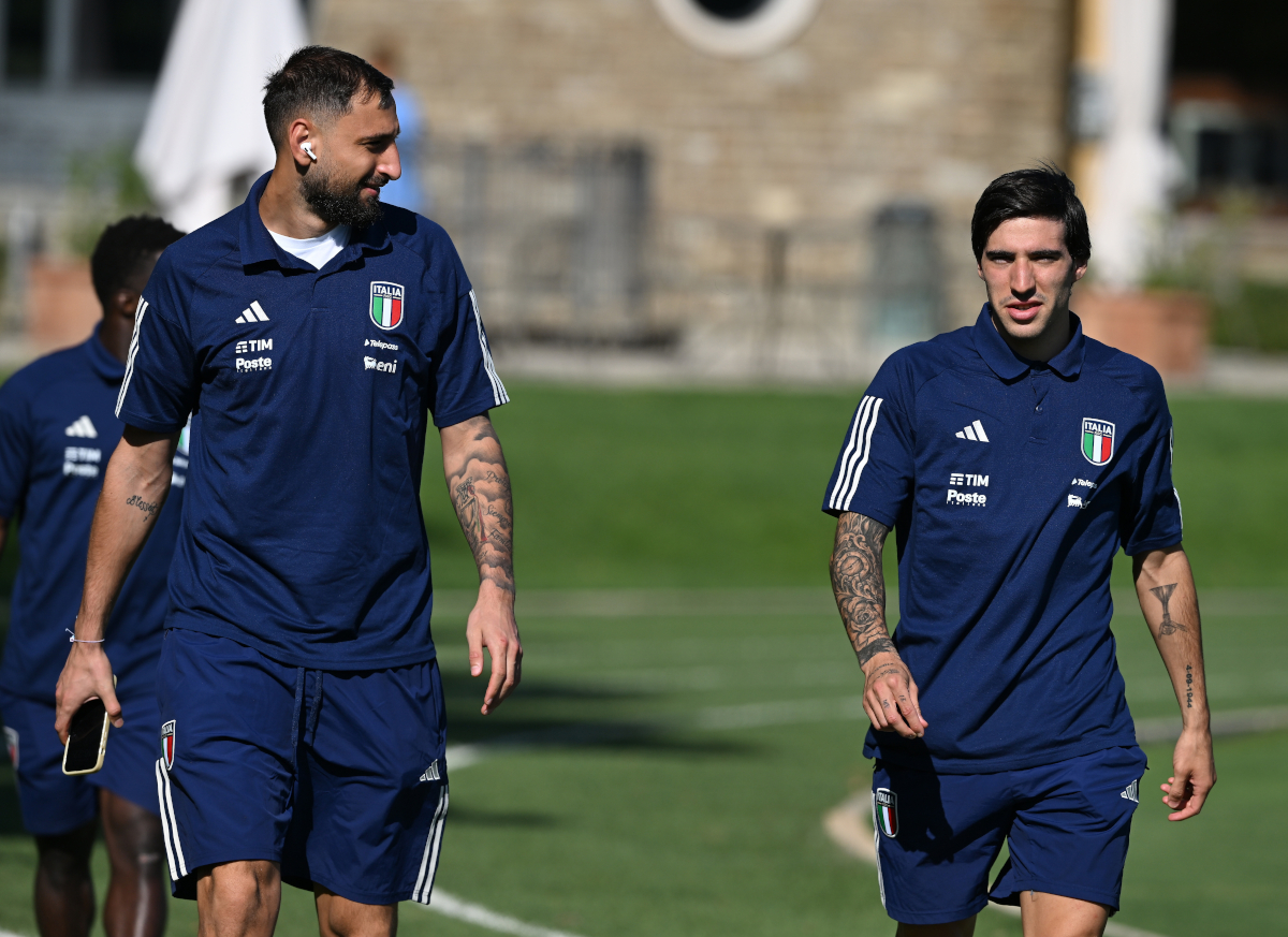FLORENCE, ITALY - SEPTEMBER 05:  Gianluigi Donnarumma and Sandro Tonali of Italy arrive during an Italy Training Session at Centro Tecnico Federale di Coverciano on September 05, 2023 in Florence, Italy. (Photo by Claudio Villa/Getty Images)