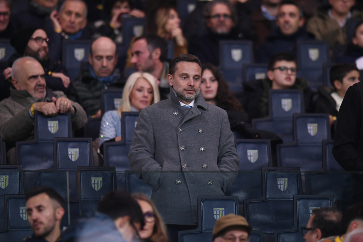 PARMA, ITÁLIA - 08 DE NOVEMBRO: Giorgio Furlani, CEO do AC Milan, observa antes da partida da Série A entre Parma Calcio 1913 e AC Milan no Stadio Ennio Tardini em 08 de novembro de 2025 em Parma, Itália. (Foto de Alessandro Sabattini/Getty Images)