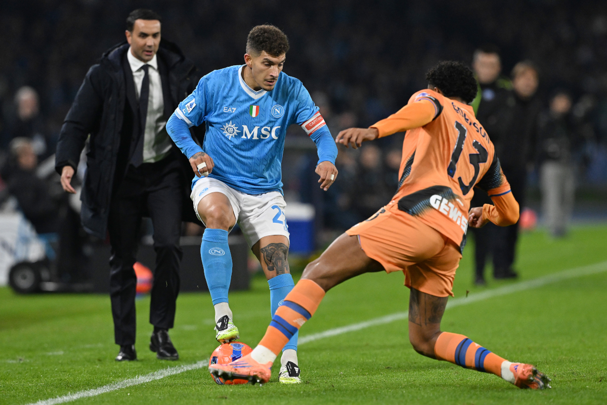 NAPLES, ITALY - NOVEMBER 22: Giovanni Di Lorenzo of SSC Napoli battles for possession with Ederson of Atalanta BC during the Serie A match between SSC Napoli and Atalanta BC at Stadio Diego Armando Maradona on November 22, 2025 in Naples, Italy. (Photo by Francesco Pecoraro/Getty Images)