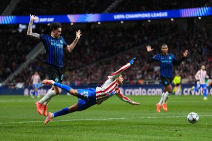 MADRID, SPAIN - NOVEMBER 26: Giuliano Simeone of Atletico de Madrid is challenged by Alessandro Bastoni of Internazionale during the UEFA Champions League 2025/26 League Phase MD5 match between Atletico de Madrid and FC Internazionale Milano at Estadio Metropolitano on November 26, 2025 in Madrid, Spain. (Photo by Angel Martinez/Getty Images)