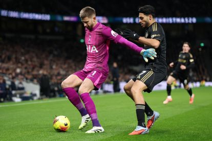 LONDON, ENGLAND - NOVEMBER 29: Guglielmo Vicario of Tottenham Hotspur is challenged by Raul Jimenez of Fulham during the Premier League match between Tottenham Hotspur and Fulham at Tottenham Hotspur Stadium on November 29, 2025 in London, England. (Photo by Justin Setterfield/Getty Images)