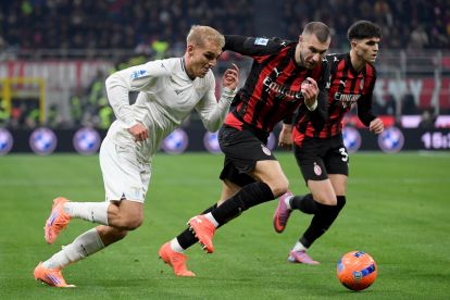 MILAN, ITALY - NOVEMBER 29: Gustav Isaksen of SS Lazio compete for the ball with Strahinja Pavlovic of AC Milan during the Serie A match between AC Milan and SS Lazio at Giuseppe Meazza Stadium on November 29, 2025 in Milan, Italy. (Photo by Marco Rosi - SS Lazio/Getty Images)
