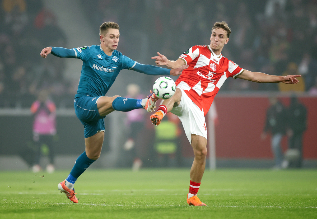 MAINZ, GERMANY - NOVEMBER 06: Hans Nicolussi Caviglia of Fiorentina and Nelson Weiper of 1.FSV Mainz 05 compete for the ball during the UEFA Conference League 2025/26 League Phase MD3 match between 1. FSV Mainz 05 and ACF Fiorentina at Mainz Arena on November 06, 2025 in Mainz, Germany. (Photo by Alex Grimm/Getty Images)