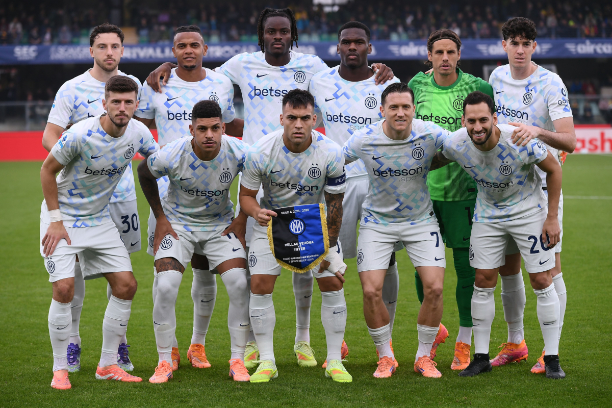 VERONA, ITALY - NOVEMBER 02: Players of FC Internazionale line up during the Serie A match between Hellas Verona FC and FC Internazionale at Stadio Marcantonio Bentegodi on November 02, 2025 in Verona, Italy. (Photo by Alessandro Sabattini/Getty Images)