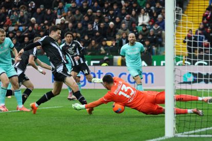 UDINE, ITALY - NOVEMBER 22: Federico Ravaglia of Bologna makes a save against Jurgen Ekkelenkamp of Udinese during the Serie A match between Udinese Calcio and Bologna FC 1909 at Stadio Friuli on November 22, 2025 in Udine, Italy. (Photo by Timothy Rogers/Getty Images)