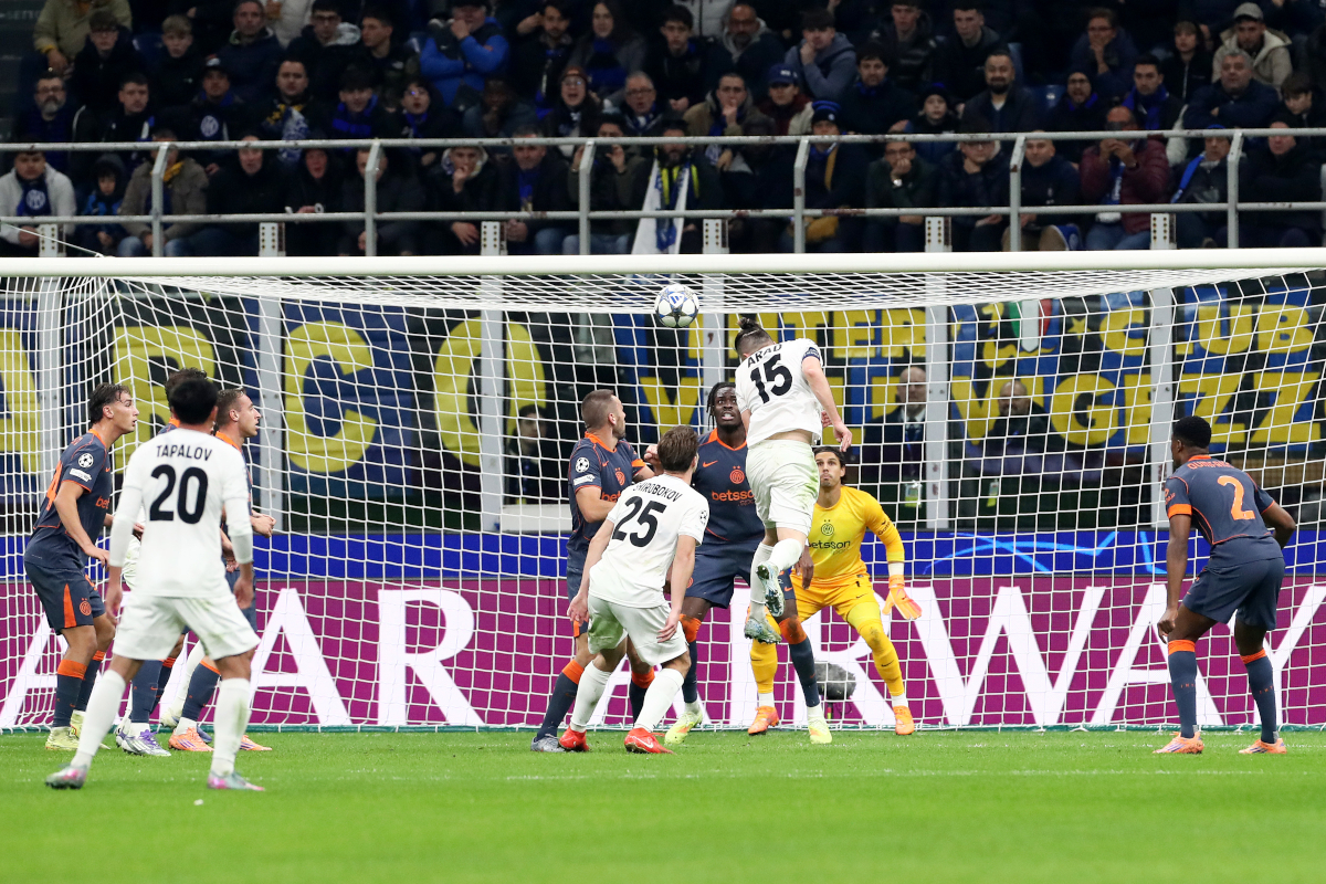 MILÁNO, TALIANSKO - 5. NOVEMBRA: Ofri Arad z FC Kairat strelil prvý gól svojho tímu za Yannom Sommerom z Internazionale počas zápasu fázy MD4 Ligy majstrov UEFA 2025/26 medzi FC Internazionale Miláno a FC Kairat Almaty na štadióne San Siro 20. novembra 25 v Miláne, 20. novembra. (Foto: Marco Luzzani/Getty Images)