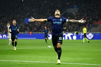 MILAN, ITALIA - 09 NOVEMBER: Lautaro Martinez dari Internazionale merayakan gol pertama timnya dalam pertandingan Serie A antara FC Internazionale dan SS Lazio di Stadion Giuseppe Meazza pada 09 November 2025 di Milan, Italia. (Foto oleh Marco Luzzani/Getty Images)