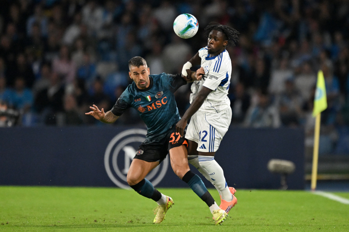 NAPLES, ITALY - NOVEMBER 01: Leonardo Spinazzola of SSC Napoli battles for possession with Jayden Addai of Como 1907 during the Serie A match between SSC Napoli and Como 1907 at Stadio Diego Armando Maradona on November 01, 2025 in Naples, Italy. (Photo by Francesco Pecoraro/Getty Images)