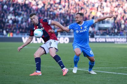 BOLOGNA, ITALY - NOVEMBER 09: Lewis Ferguson of Bologna FC 1909 battles for possession with Stanislav Lobotka of Napoli during the Serie A match between Bologna FC 1909 and SSC Napoli at Renato Dall'Ara Stadium on November 09, 2025 in Bologna, Italy. (Photo by Alessandro Sabattini/Getty Images)