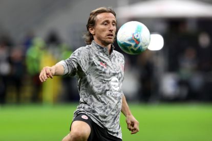 MILAN, ITALY - NOVEMBER 02: Luka Modric of AC Milan warms up prior to the Serie A match between AC Milan and AS Roma at Giuseppe Meazza Stadium on November 02, 2025 in Milan, Italy. (Photo by Marco Luzzani/Getty Images)