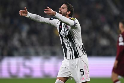 TURIN, ITALY - NOVEMBER 08: manuel Locatelli of Juventus FC reacts during the Serie A match between Juventus FC and Torino FC at on November 08, 2025 in Turin, Italy. (Photo by Getty Images/Getty Images)