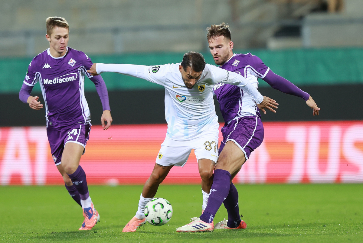 FLORENCE, ITALY - NOVEMBER 27: Roberto Pereyra of AEK Athens FC in action against Marin Pongracic of ACF Fiorentina during the UEFA Conference League 2025/26 League Phase MD4 match between ACF Fiorentina and AEK Athens FC at Stadio Artemio Franchi on November 27, 2025 in Florence, Italy. (Photo by Gabriele Maltinti/Getty Images)