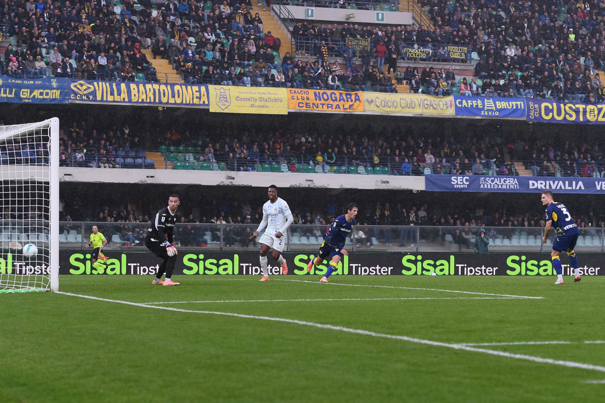 VERONA, ITALY - NOVEMBER 02: Martin Frese of Hellas Verona scores a own goal during the Serie A match between Hellas Verona FC and FC Internazionale at Stadio Marcantonio Bentegodi on November 02, 2025 in Verona, Italy. (Photo by Alessandro Sabattini/Getty Images)