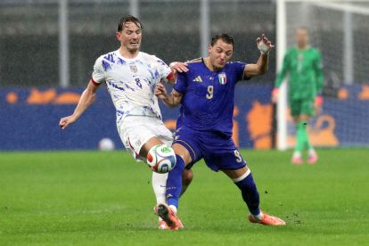 MILAN, ITALY - NOVEMBER 16: Sander Berge of Norway battles for possession with Mateo Retegui of Italy during the FIFA World Cup 2026 qualifier match between Italy and Norway at San Siro Stadium on November 16, 2025 in Milan, Italy. (Photo by Marco Luzzani/Getty Images)