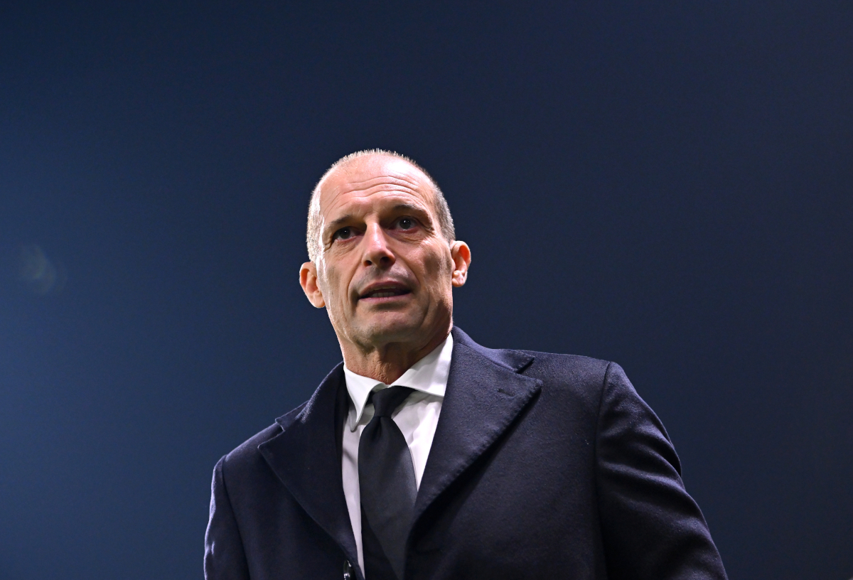 PARMA, TALIANSKO - 8. NOVEMBRA: Massimiliano Allegri, hlavný tréner AC Miláno, sleduje pred zápasom Serie A medzi Parma Calcio 1913 a AC Miláno na Stadio Ennio Tardini 8. novembra 2025 v talianskej Parme. (Foto: Alessandro Sabattini/Getty Images)