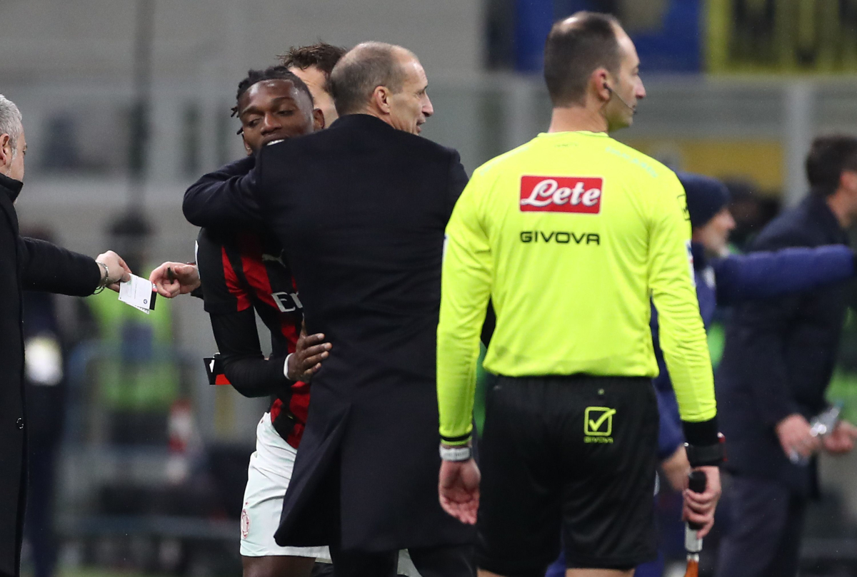 MILAN, ITALY - NOVEMBER 23: AC Milan coach Massimiliano Allegri embrace his player Rafael Leao after substitution during the Serie A match between FC Internazionale and AC Milan at Giuseppe Meazza Stadium on November 23, 2025 in Milan, Italy. (Photo by Marco Luzzani/Getty Images)