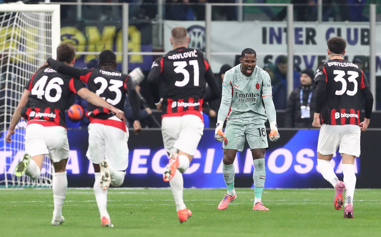 MILAN, ITALY - NOVEMBER 23: Mike Maignan of AC Milan celebrates with his team-mates the victory at the end of the Serie A match between FC Internazionale and AC Milan at Giuseppe Meazza Stadium on November 23, 2025 in Milan, Italy. (Photo by Marco Luzzani/Getty Images)