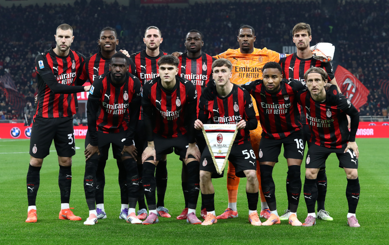 MILAN, ITALY - NOVEMBER 29: Players of AC Milan pose for a team photograph prior to the Serie A match between AC Milan and SS Lazio at Giuseppe Meazza Stadium on November 29, 2025 in Milan, Italy. (Photo by Marco Luzzani/Getty Images)