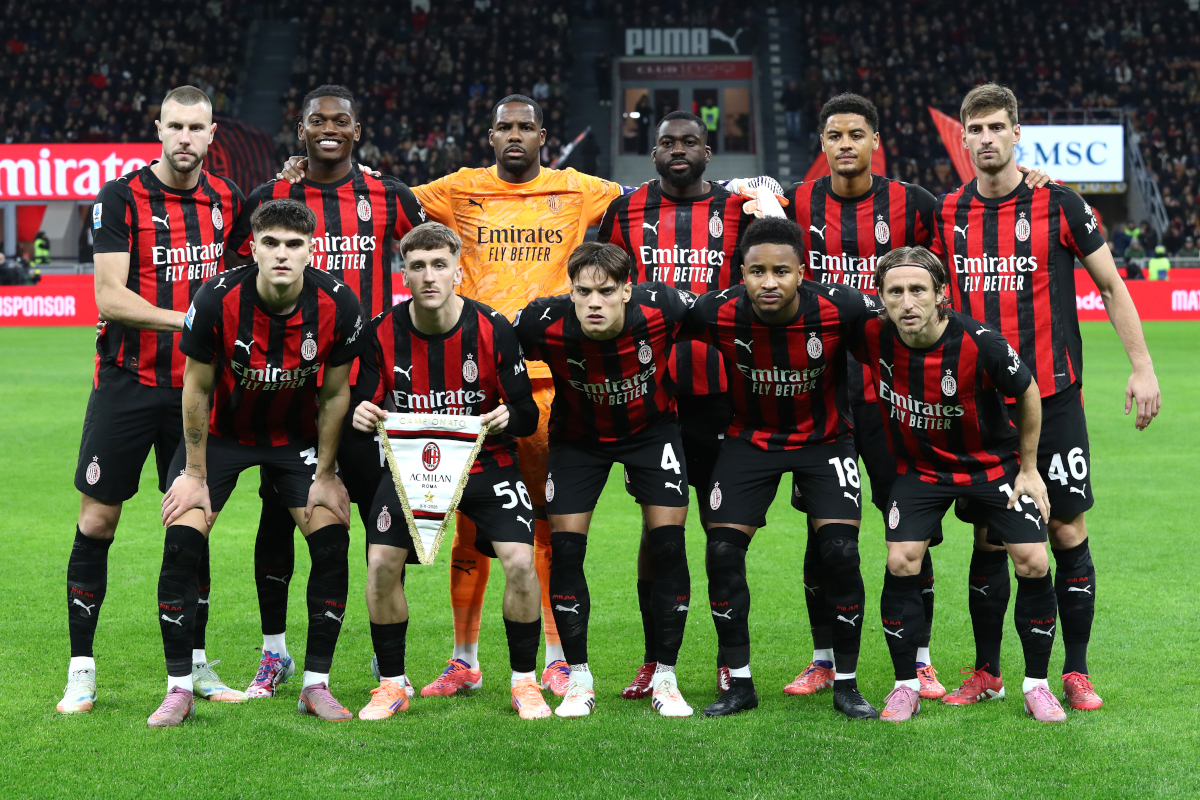 MILÁNO, TALIANSKO - 2. NOVEMBRA: Hráči AC Miláno pózujú na tímovej fotografii pred zápasom Serie A medzi AC Miláno a AS Rím na štadióne Giuseppe Meazzu 2. novembra 2025 v talianskom Miláne. (Foto: Marco Luzzani/Getty Images)