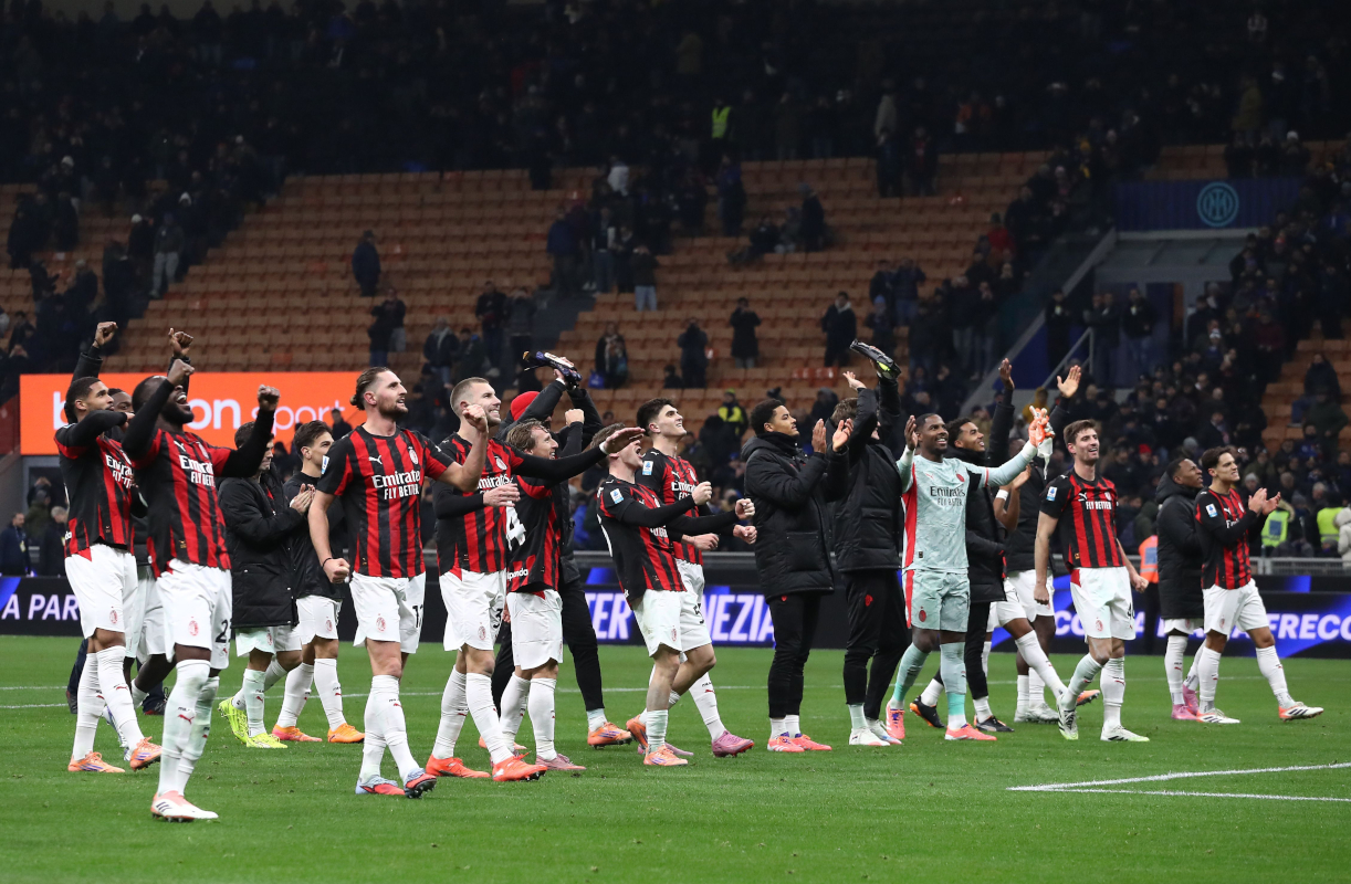 MILAN, ITALY - NOVEMBER 23: AC Milan players celebrate the victory at the end of the Serie A match between FC Internazionale and AC Milan at Giuseppe Meazza Stadium on November 23, 2025 in Milan, Italy. (Photo by Marco Luzzani/Getty Images)