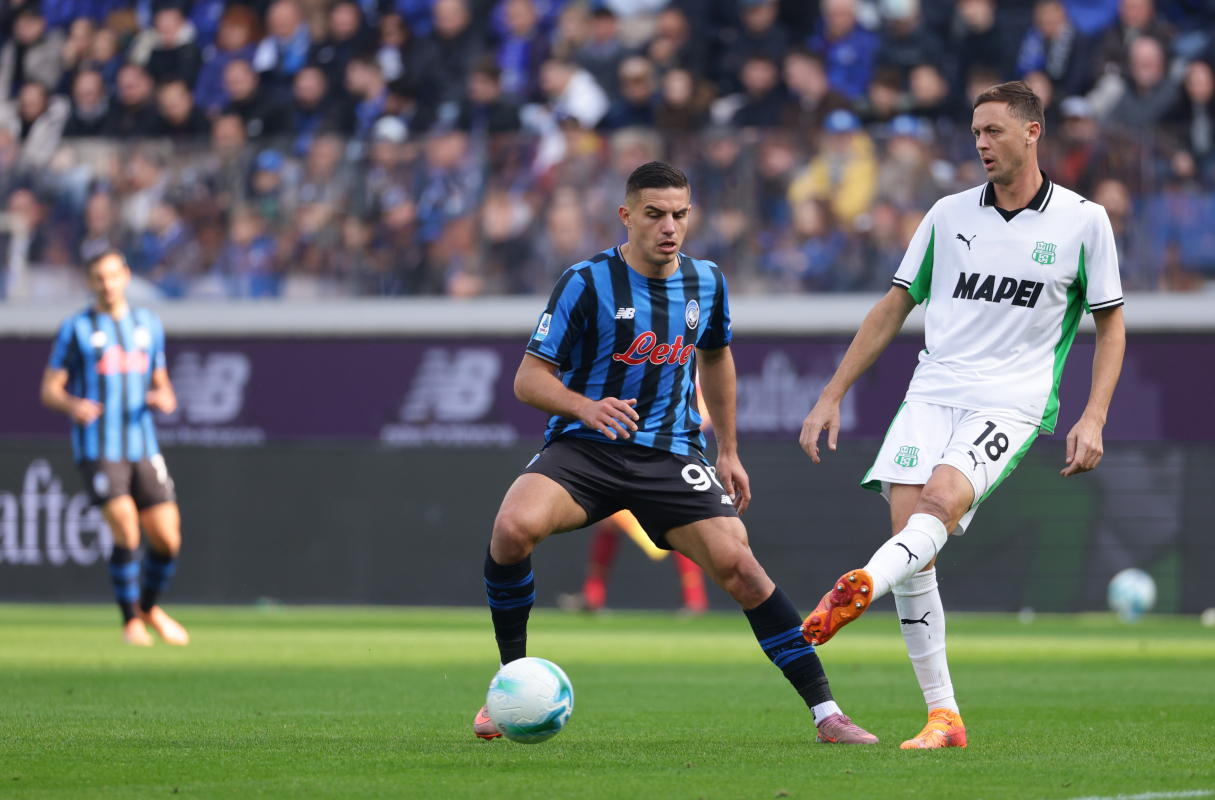 BERGAMO, TALIANSKO - 9. NOVEMBRA: Nemanja Matic zo Sassuola prihráva loptu pod tlakom Nikolu Krstoviča z Atalanty BC počas zápasu Serie A medzi Atalanta BC a US Sassuolo Calcio na štadióne Gewiss 9. novembra 2025 v talianskom Bergame. (Foto: Francesco Scaccianoce/Getty Images)