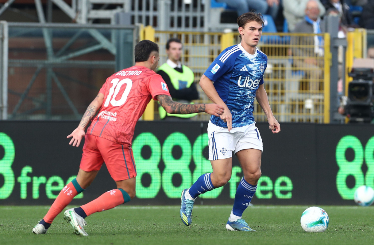 COMO, ITALY - NOVEMBER 08: Nico Paz of Como 1907 competes for the ball with Gianluca Gaetano of Cagliari Calcio during the Serie A match between Como 1907 and Cagliari Calcio at Giuseppe Sinigaglia Stadium on November 08, 2025 in Como, Italy. (Photo by Marco Luzzani/Getty Images)