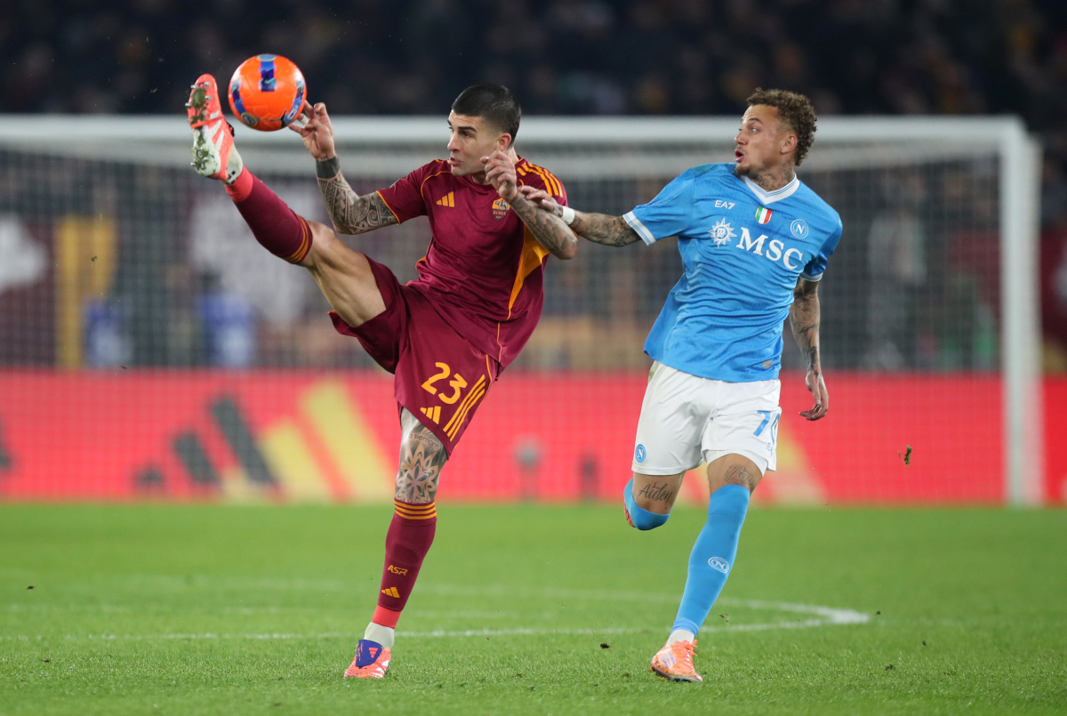 ROME, ITALY - NOVEMBER 30: Gianluca Mancini of AS Roma controls the ball whilst under pressure from Noa Lang of Napoli during the Serie A match between AS Roma and SSC Napoli at Stadio Olimpico on November 30, 2025 in Rome, Italy. (Photo by Paolo Bruno/Getty Images)