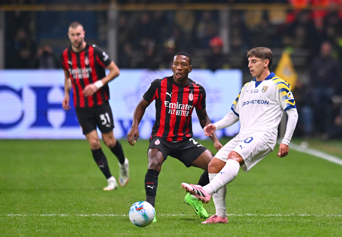 PARMA, TALIANSKO - 8. NOVEMBRA: Adrian Bernabe z Parmy prešiel loptou pod tlakom Pervisa Estupinana z AC Miláno počas zápasu Serie A medzi Parma Calcio 1913 a AC Miláno na Stadio Ennio Tardini 8. novembra 2025 v talianskej Parme. (Foto: Alessandro Sabattini/Getty Images)