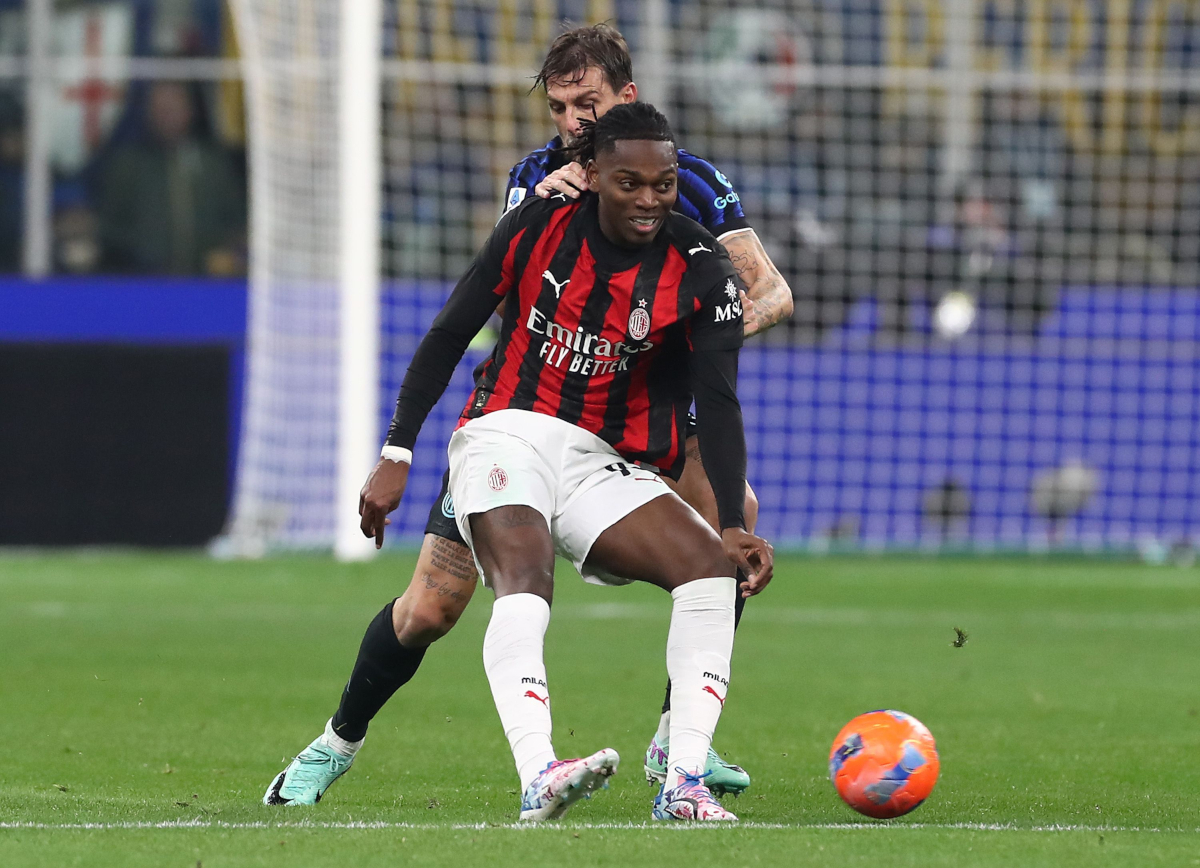 MILAN, ITALY - NOVEMBER 23: Rafael Leao of AC Milan competes for the ball with Francesco Acerbi of FC Internazionale during the Serie A match between FC Internazionale and AC Milan at Giuseppe Meazza Stadium on November 23, 2025 in Milan, Italy. (Photo by Marco Luzzani/Getty Images)