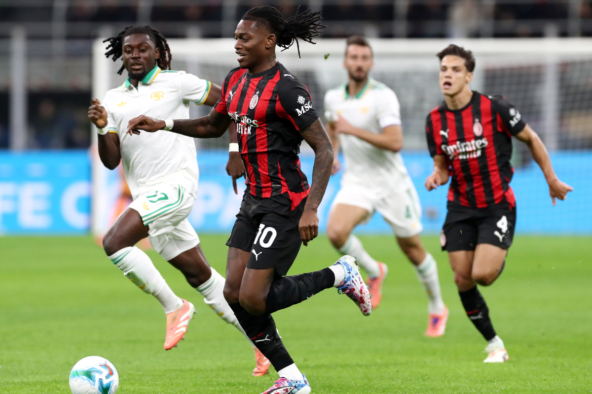 MILAN, ITALY - NOVEMBER 02: Rafael Leao of AC Milan runs with the ball whilst under pressure from Manu Kone of AS Roma during the Serie A match between AC Milan and AS Roma at Giuseppe Meazza Stadium on November 02, 2025 in Milan, Italy. (Photo by Marco Luzzani/Getty Images)