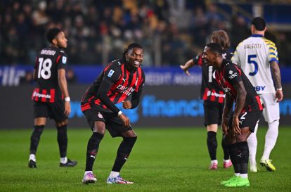 PARMA, ITALIA - 08 NOVEMBER: Rafael Leao dari AC Milan merayakan gol kedua timnya dalam pertandingan Serie A antara Parma Calcio 1913 dan AC Milan di Stadio Ennio Tardini pada 08 November 2025 di Parma, Italia. (Foto oleh Alessandro Sabattini/Getty Images)