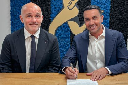 Raffaele Palladino and Luca Percassi sign the Atalanta contract (@atalanta_bc)