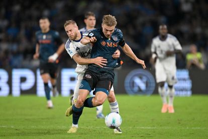 NAPLES, ITALY - NOVEMBER 01: Rasmus Hojlund of SSC Napoli battles for possession with Ivan Smolcic of Como 1907 during the Serie A match between SSC Napoli and Como 1907 at Stadio Diego Armando Maradona on November 01, 2025 in Naples, Italy. (Photo by Francesco Pecoraro/Getty Images)