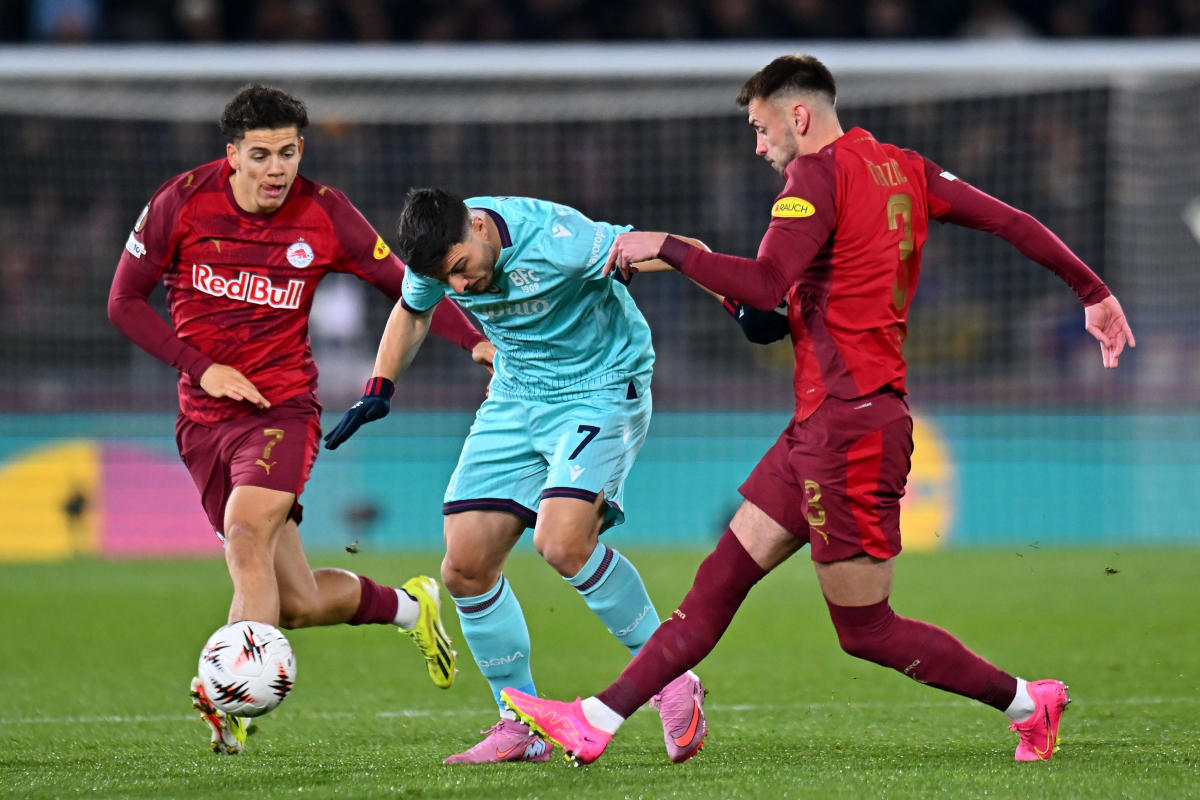 BOLOGNA, ITALY - NOVEMBER 27: Riccardo Orsolini of Bologna FC competes for the ball with Aleksa Terzić of FC Salzburg during the UEFA Europa League 2025/26 League Phase MD5 match between Bologna FC 1909 and FC Salzburg at Stadio Renato Dall'Ara on November 27, 2025 in Bologna, Italy. (Photo by Alessandro Sabattini/Getty Images)
